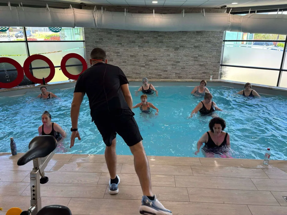Cours collectif avec coach au bord du bassin d’Aqua N’Fit